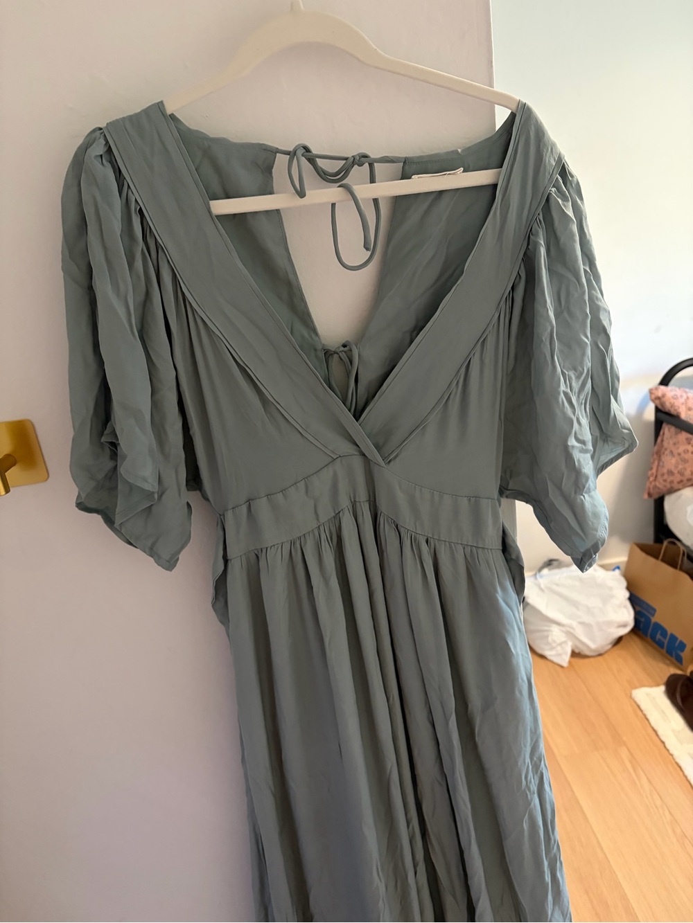 Storia Sage Green V-Neck Puff Sleeve Maxi Dress